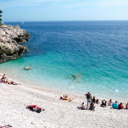 Laura By Interhome Pola