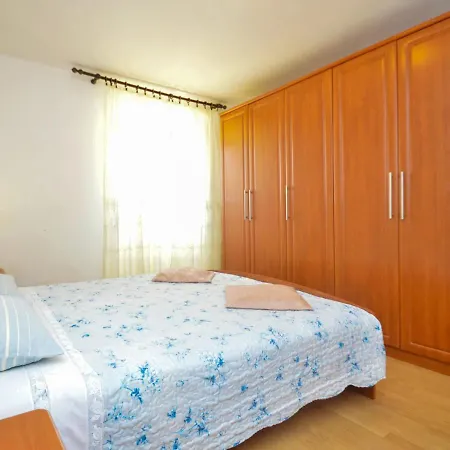Laura - Pul470 By Interhome Pula