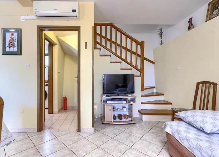 Laura By Interhome * プーラ
